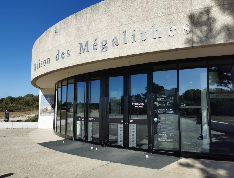 Porte d'entrée pour la Maison des Mégalithes de Carnac - Renouard