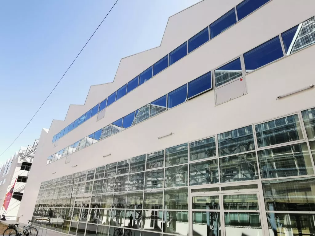 Fenêtres et mur rideaux acier pour le Pôle universitaire numérique Nantes - Renouard