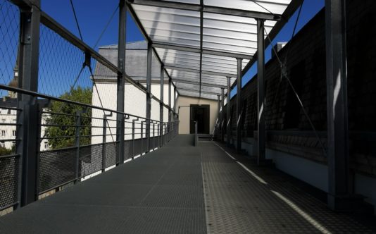 Passerelle métallique avec auvent | Renouard