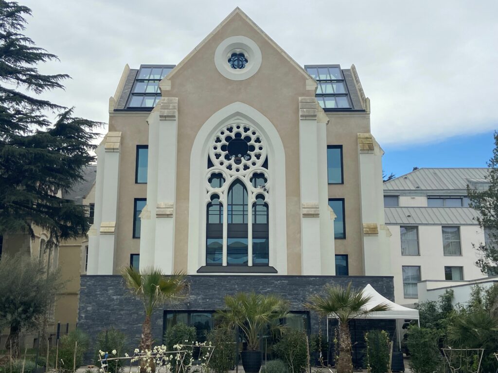 Vue de devant d'une chapelle rénovée avec des menuiseries acier - Renouard