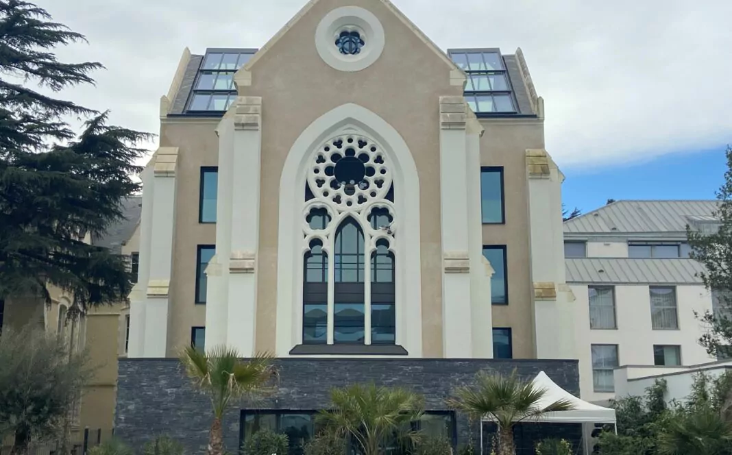 Vue de devant d'une chapelle rénovée avec des menuiseries acier - Renouard
