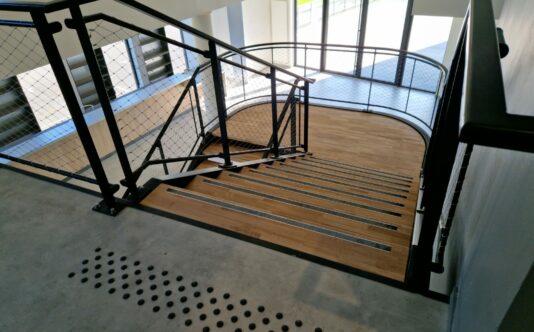 Escalier en bois et métal pour le vélodrome couvert de Bretagne | Renouard