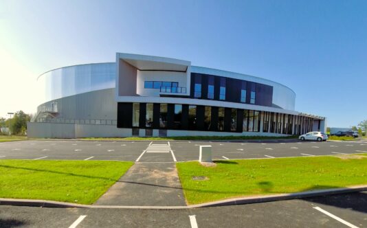 Menuiseries extérieures en aluminium du vélodrome couvert de Bretagne à Loudéac - Renouard