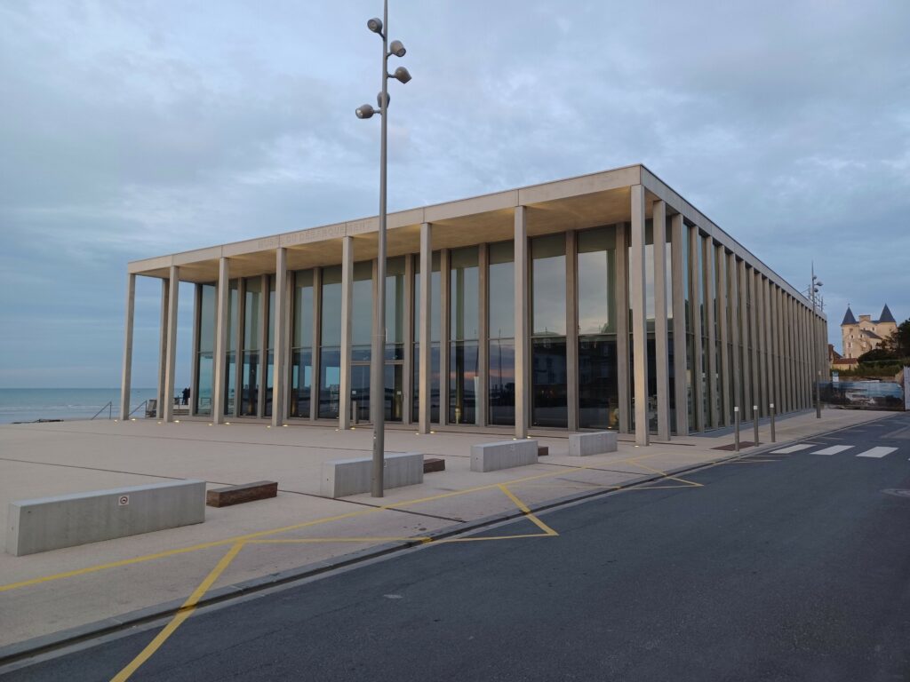 Façade du Musée du débarquement à Arromanches-les-Bains - photo prise par l'entreprise Renouard (Loudéac)