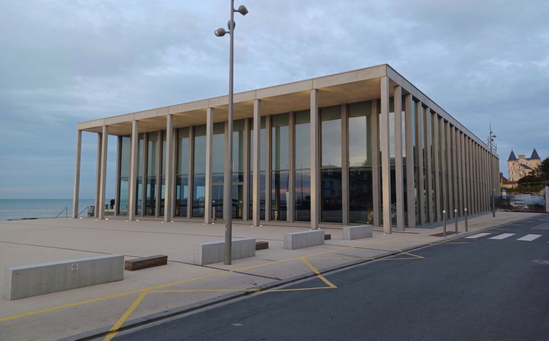 Façade du Musée du débarquement à Arromanches-les-Bains - photo prise par l'entreprise Renouard (Loudéac)